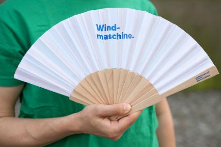 Fächer gewissermaßen als faltbare Windmaschinen sind gefragt.