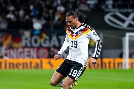 Leroy Sané - Note: 3,0 - Ließ seine Kritiker in den ersten Minuten durch den Führungstreffer verstummen und betrieb gegen den Ball hohen Aufwand. Ließ offensiv dann jedoch schon früh stark nach und wurde teilweise sehr leicht abgekocht. In der Schlussphase ließ er die beste DFB-Chance zum Sieg leichtfertig aus.