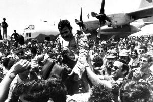 Ein an der damaligen Befreiungsaktion beteiligter Pilot wurde nach der Rückkehr auf dem Flughafen Ben Gurion gefeiert. (Archivbild)