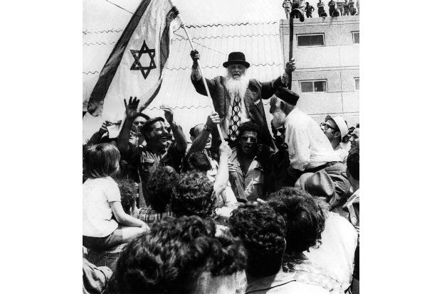 Verwandte und Freunde bejubeln im Juli 1976 auf dem Ben Gurion Flughafen in Tel Aviv die Rückkehr der Geiseln. (Archivbild)