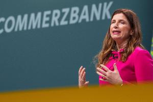 Commerzbank-Chefin Bettina Orlopp wirbt um die Treue der Aktionäre