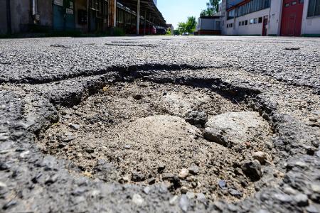 Teilweise verursacht die Hitze Schäden an Straßen. 