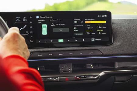 Innenraumaufnahme des Kia EV2 RG26 mit Fokus auf das digitale Cockpit und die Energieverbrauchsanzeige.