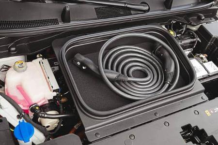 Frunk des Kia EV2 RG26 mit Ladekabel im vorderen Stauraum.