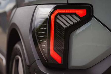 Detailaufnahme des Rücklichts eines Kia EV2, Modell RG26. Das Bild zeigt das moderne LED-Rückleuchtendesign an der Karosserie.