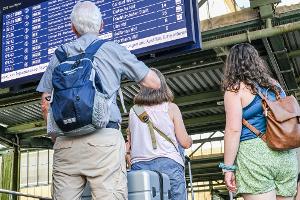 Bei der Bahn kam in der Nacht auf Mittwoch wegen einer Funkstörung der gesamte Zugverkehr zum Erliegen. Am Mttwochmorgen lief der Verkehr wieder an. (Archivbild)
