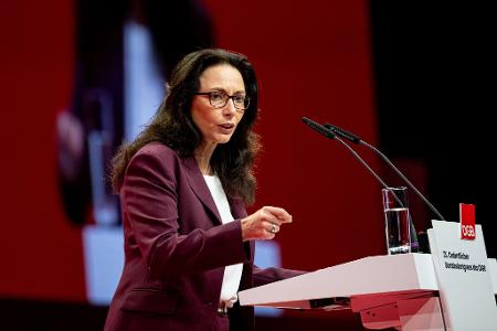 DGB-Chefin Yasmin Fahimi hatte im Januar ihre eigene Rentenkommission berufen. (Archivbild)