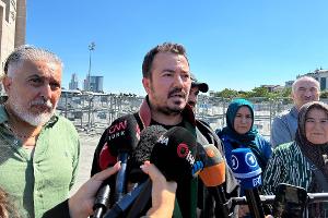 Der Anwalt der verstorbenen Hamburger Familie begrüßt die hohen Haftstrafen vor dem Gerichtsgebäude in Istanbul. 