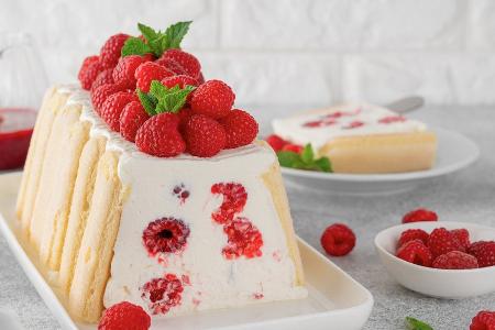 Kein Backofen nötig: Kalte Himbeer-Torte mit Löffelbiskuits