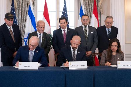 Vertreter des Libanons und Israels unterzeichnen ein Rahmenabkommen in Washington. 