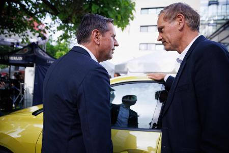 Ministerpräsident Olaf Lies (l.) spricht mit VW-Chef Oliver Blume. Niedersachsen ist zweitgrößter Anteilseigner des Konzerns, Lies sitzt für das Land im Aufsichtsrat. (Archivbild)