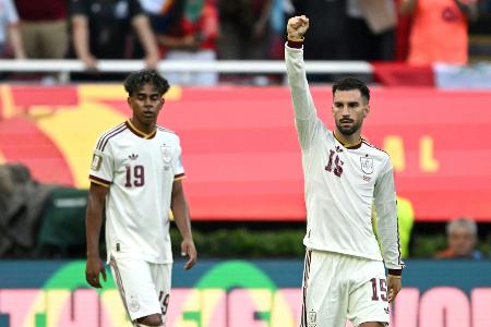Böser Torwartpatzer: Spanien weiter, Uruguay raus