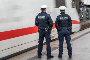 Symbolfoto: Eine Streife der Bundespolizei an einem ICE-
Quelle: Bundespolizei-