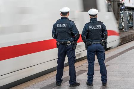 Symbolfoto: Eine Streife der Bundespolizei an einem ICE-
Quelle: Bundespolizei-