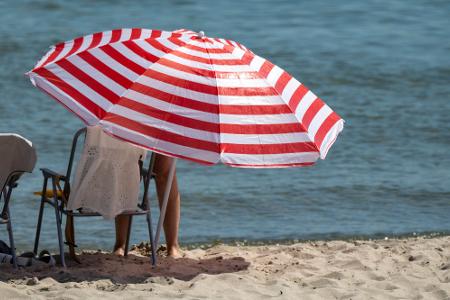 Hitze in Deutschland - Sonnenschirm am Strand des Seebades auf der Insel Rügen