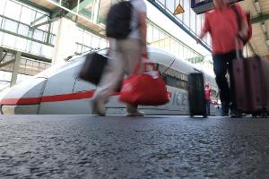 Der Bahnverkehr ist laut einem Bundespolizeisprecher eingestellt. (Symbolbild)
