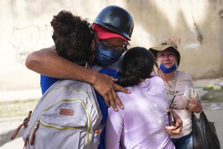 Oscar Perez umarmt seine Familie, nachdem er sie drei Tage nach dem Erdbeben in La Guaira wiedergefunden hat.