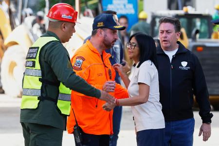 Die amtierende Präsidentin Delcy Rodriguez besucht ein vom Erdbeben betroffenes Gebiet in Caracas.