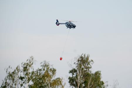 Es wird auch mit Wassertanks aus der Luft gelöscht.