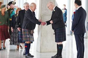König Charles trägt Kilt zur Parlamentseröffnung in Schottland