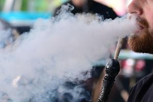 Ein Mann raucht in einer Shisha-Bar eine Wasserpfeife.
