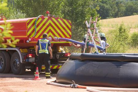 Die Feuerwehr ist mit einem großen Aufgebot bei dem Waldbrand in Rheinland-Pfalz im Einsatz. 