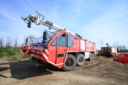 In der Gorischheide ist die Feuerwehr auch mit Sonderfahrzeugen vor Ort. 