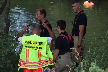 Polizei und Einsatzkräfte waren an der Rettungsaktion für den 27-Jährigen im Neckar beteiligt.