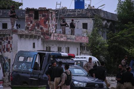 Nach dem Angriff in Karachi mit drei Toten pakistanischen Sicherheitskräften hat Pakistan Ziele in Afghanistan angegriffen.