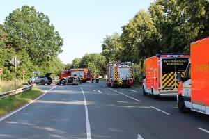 Nach der Kollision rückte die Feuerwehr mit mehreren Fahrzeugen an. 
Foto: Polizei Minden-Lübbecke