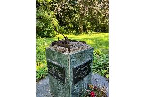 Am Wochenende wurde die Puschin-Bronzestatue aus dem Friedenspark vom Sockel gestohlen. Die Diebe müssen mit schwerem Werkzeug gearbeitet haben. Die Polizei sucht nach Zeugen. Foto: Polizei MK