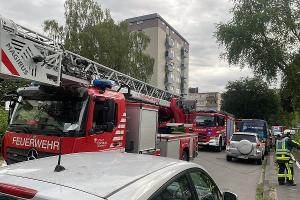 Der Löschzug vor dem betroffenem Gebäude
