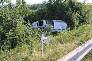 Nachdem der Fahrer die Kontrolle über sein Fahrzeug verlor, landete dieses im Graben. 
Foto: Polizei Minden-Lübbecke