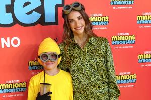 Mama mit "Minion": Cathy Hummels kommt mit Sohn Ludwig zur Premiere