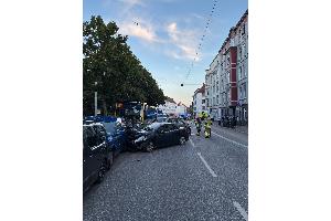 Bus in geparkte Pkws