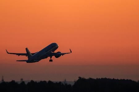 Pünktlich zur Urlaubszeit wird weniger Ticketsteuer fällig. (Archivbild)
