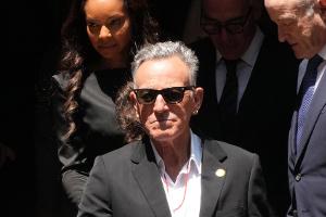 Familie und Stars verabschieden sich von Clive Davis