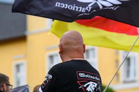 Den größten Zuwachs sieht das Bundesamt für Verfassungsschutz bei den Rechtsextremisten. (Symbolbild)