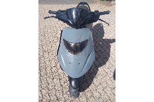 Die Polizei Paderborn bittet Zeugen um sachdienliche Hinweise zum Fahrer und Halter dieses Rollers.