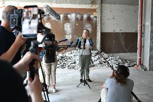 Bauministerin Verena Hubertz schaute sich in Berlin den Umbau zu Wohneinheiten an.