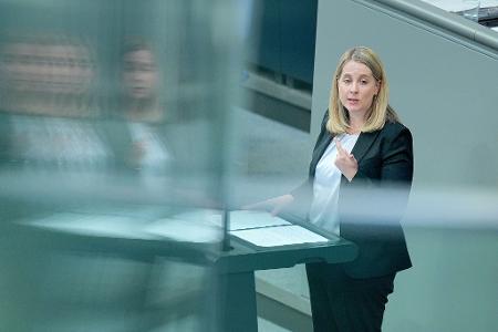 Bauministerin Verena Hubertz will leere Bürogebäude als neuen Wohnraum aktivieren. (Archivbild) 