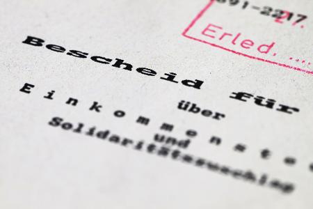Die Einkommensteuer fließt Bund, Ländern und Kommunen zu. (Symbolbild)