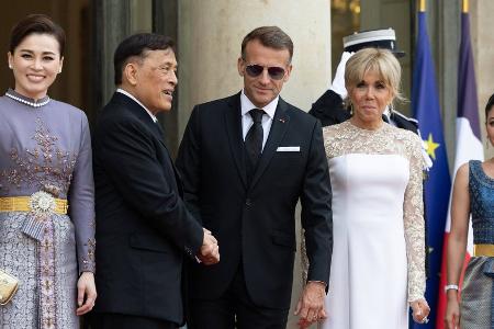 Königin Suthida bezaubert Paris mit royalem Diamantschmuck
