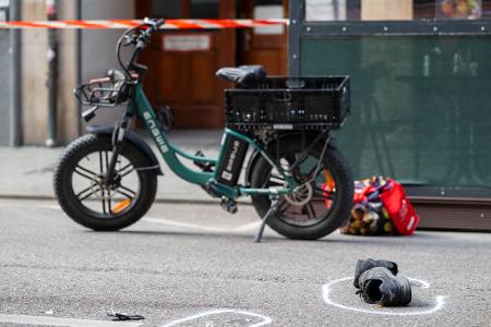 Der 37 Jahre alte Radfahrer sei wegen des Streits an einer Kreuzung in der Nähe des Karlsplatzes (Stachus) zunächst abgestiegen und zu dem Taxi hinter ihm gegangen, sagte eine Polizeisprecherin. 