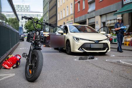 Mehrere Passanten hätten den Vorfall mitbekommen und den Taxifahrer festgehalten, bis die ersten Polizisten am Ort des Geschehens waren.