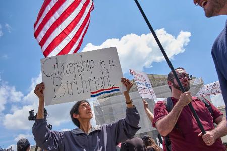 Gegner einer Änderung des US-Geburtsrechts demonstrieren. (Archivbild)
