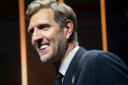 Fußball-WM: Nowitzki übergibt Trophäe an Nusa