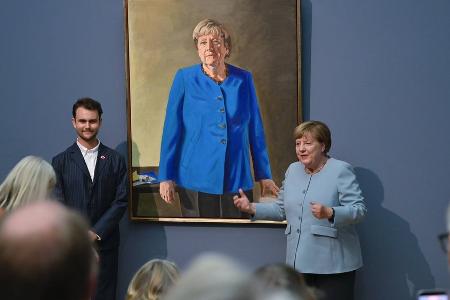 Angela Merkels Porträt für Kanzlergalerie in Berlin enthüllt