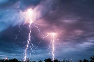 Gewitter im Anmarsch: So schützt man sich vor Blitzen
