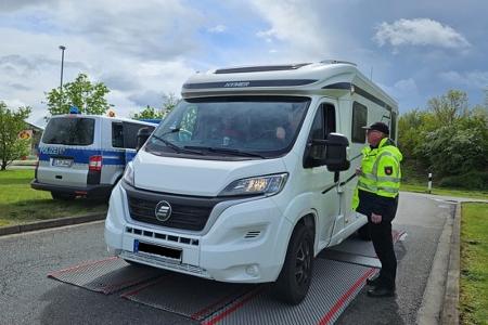 Wohnwagen während Wiegekontrolle
